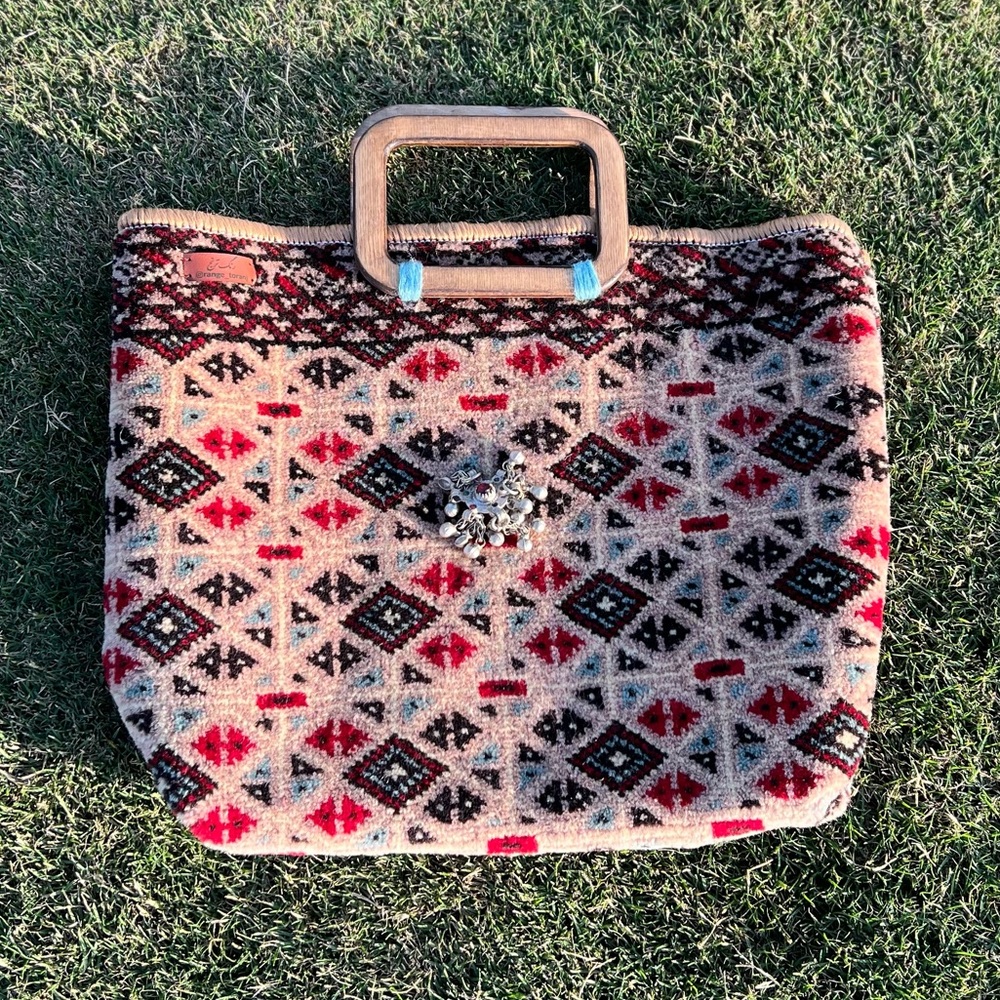 Earth Art hand crafted artisan Beige Woven Tote with Red & Black Tile Motif rug - Picture 2 of 2